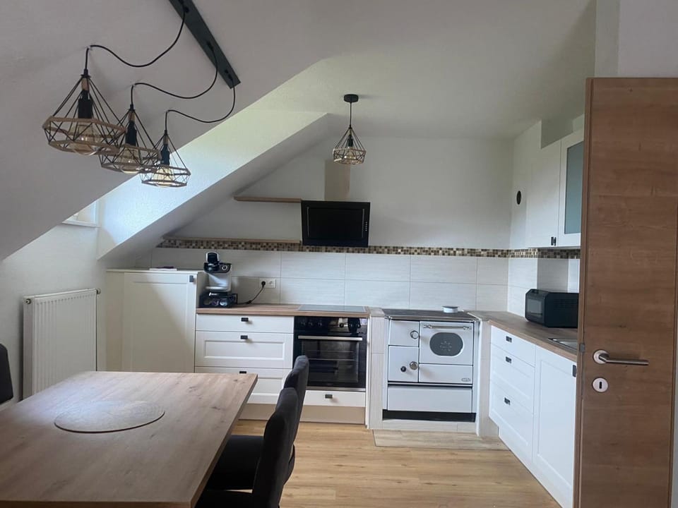 Kitchen or kitchenette, Dining area