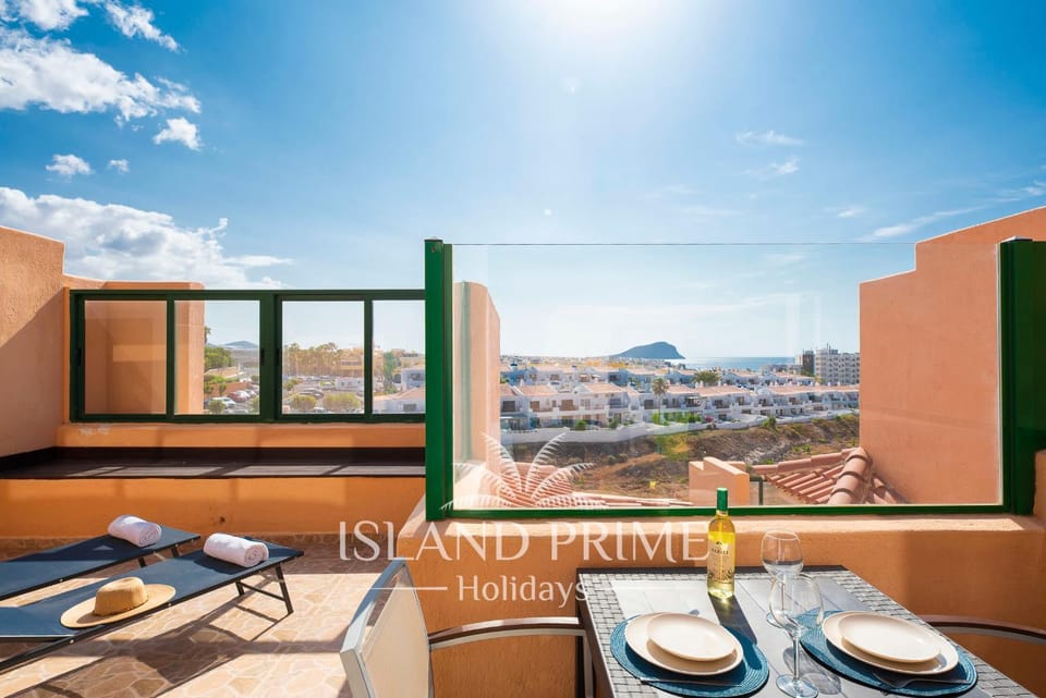View (from property/room), Balcony/Terrace, Seating area, Dining area, sunbed