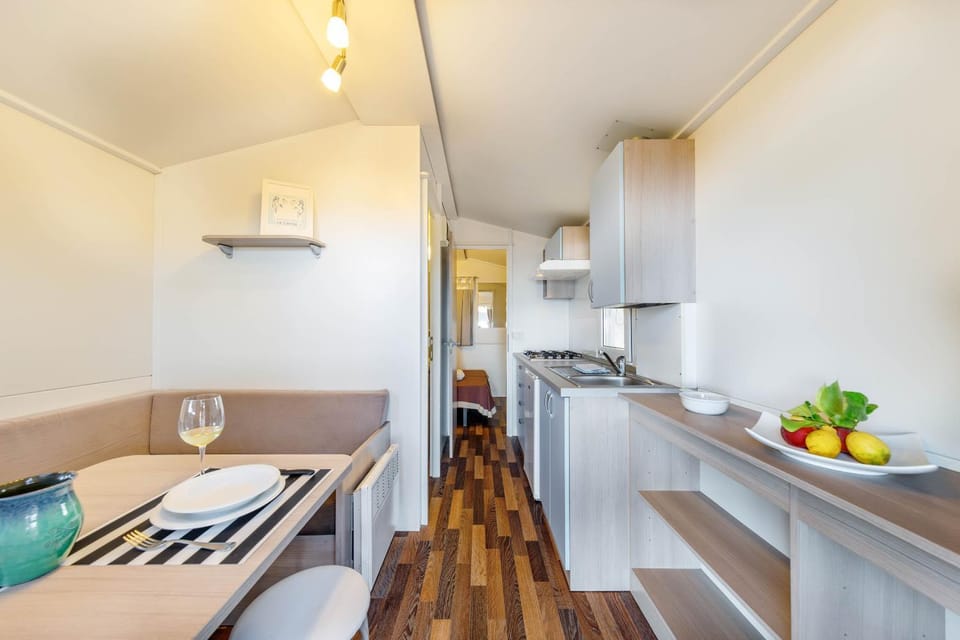 Kitchen or kitchenette, Dining area, pet friendly, stove