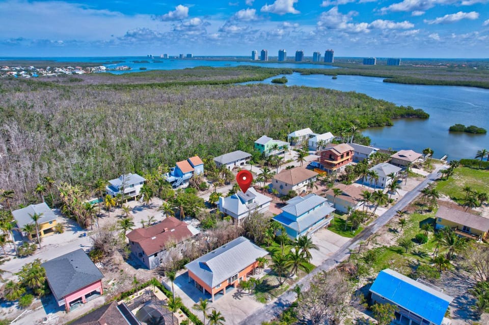 Walk To Bonita Beach And Docs House in Bonita Springs