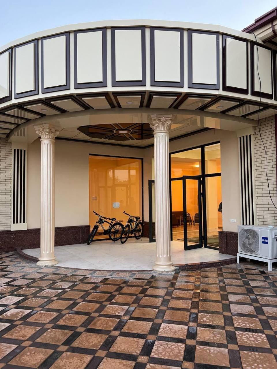 Facade/entrance