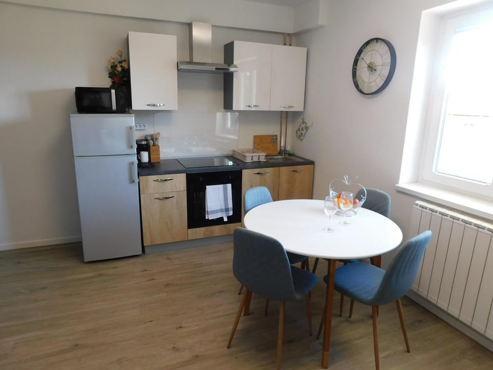 Kitchen or kitchenette, Dining area