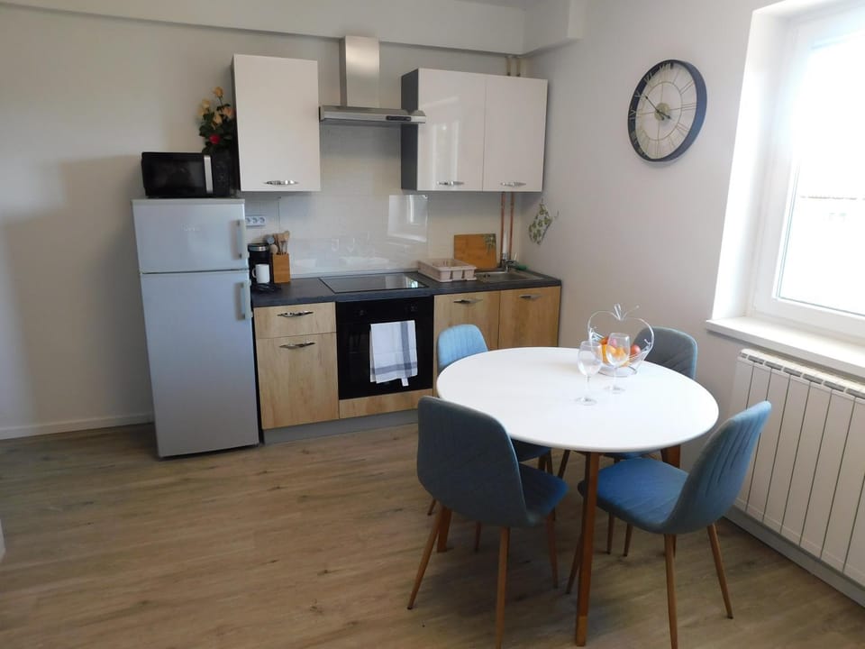 Kitchen or kitchenette, Dining area