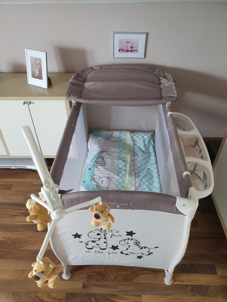 Photo of the whole room, Bedroom, cot