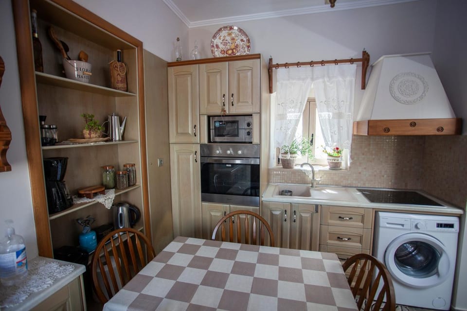 Kitchen or kitchenette, Dining area, minibar, pet friendly, stove, toaster, washing machine