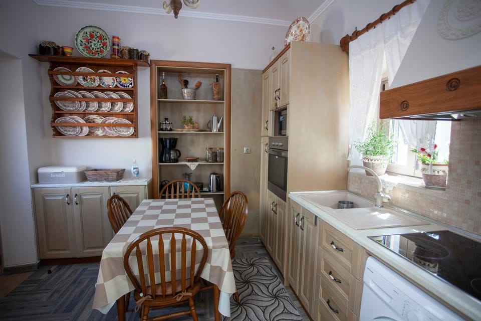 Kitchen or kitchenette, Dining area, minibar, pet friendly, stove