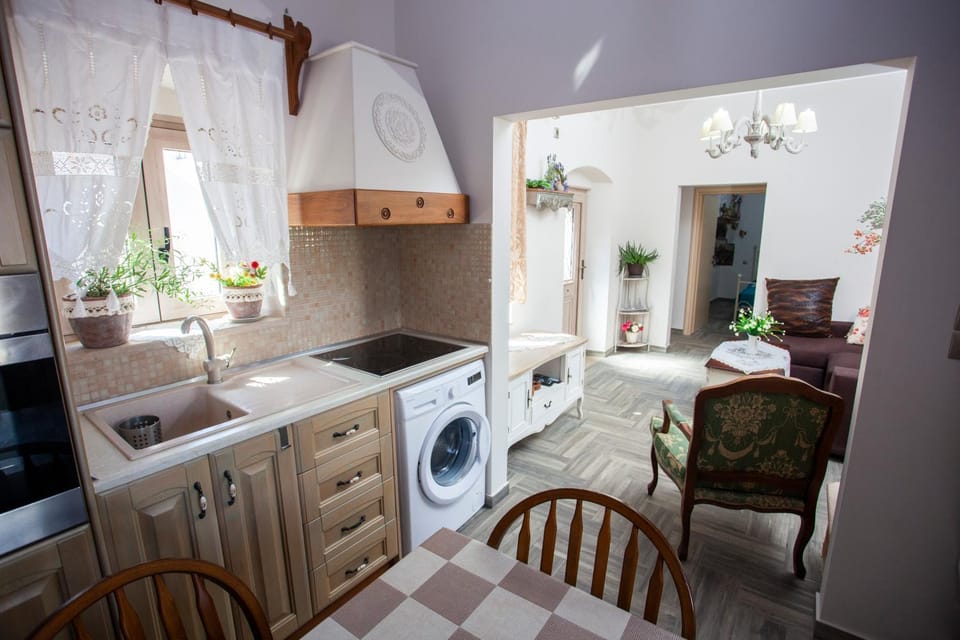 Kitchen or kitchenette, Seating area, pet friendly, stove, washing machine