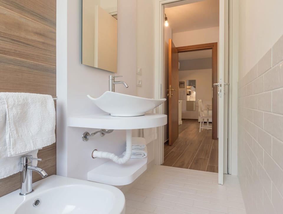 Bathroom, Photo of the whole room, Decorative detail