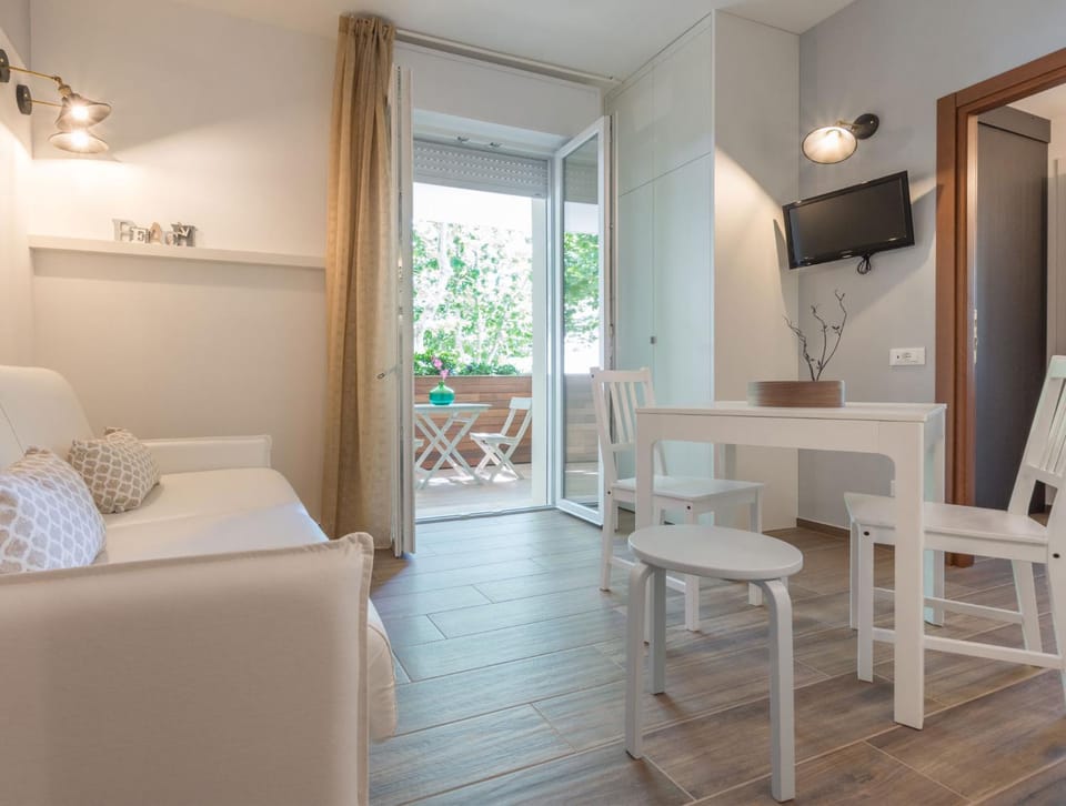 TV and multimedia, Balcony/Terrace, Living room, Seating area, Dining area, Quiet street view