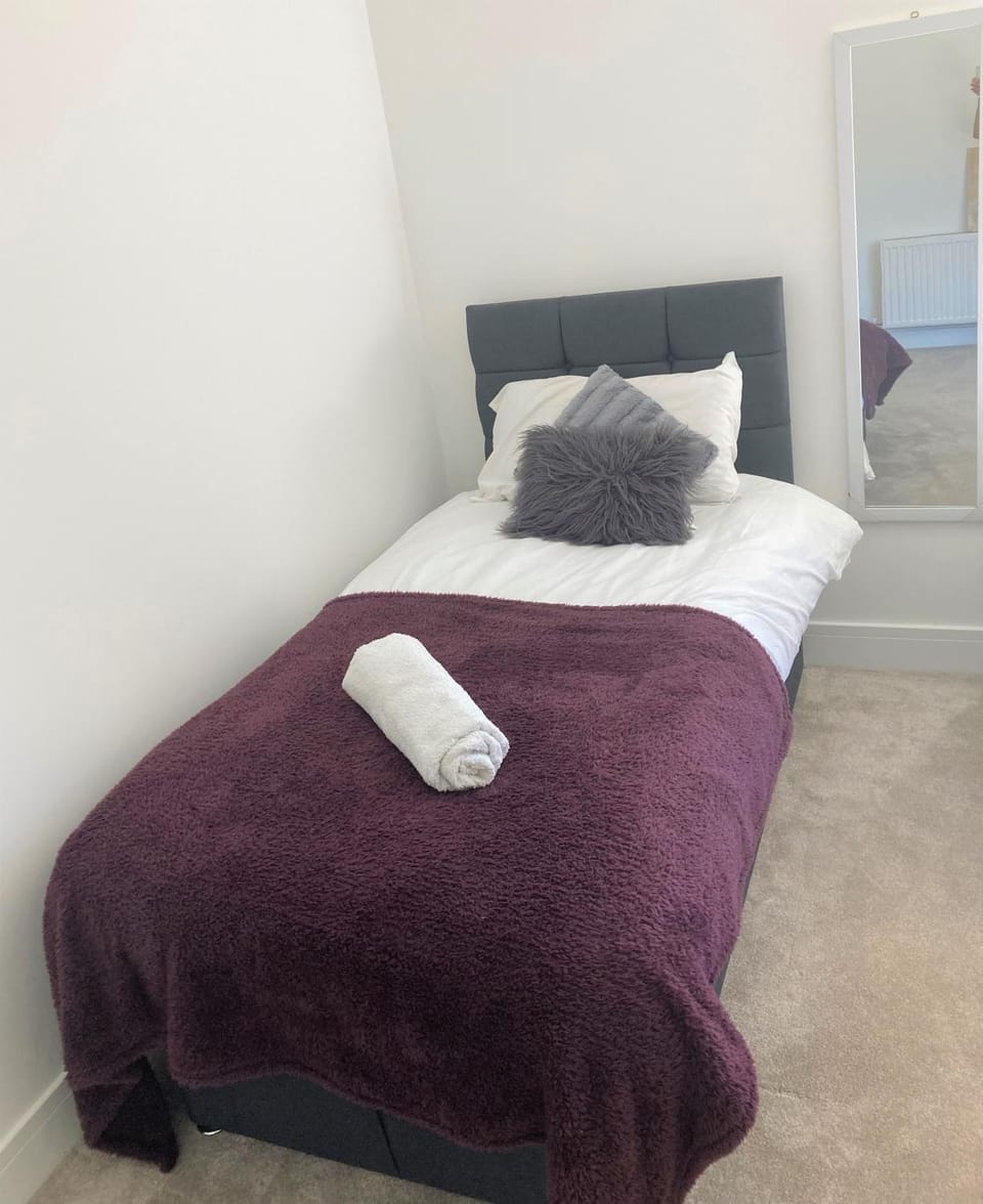 Bed, Photo of the whole room, Bedroom, towels