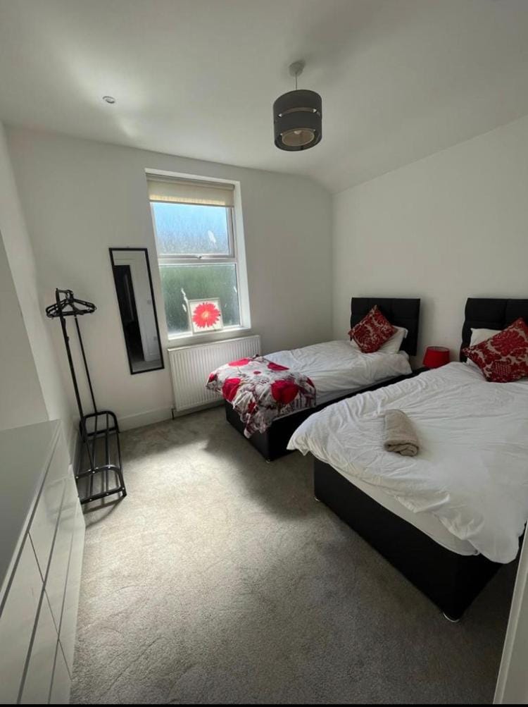 Dukes Place sleeps 10 comfortably House in Wolverhampton