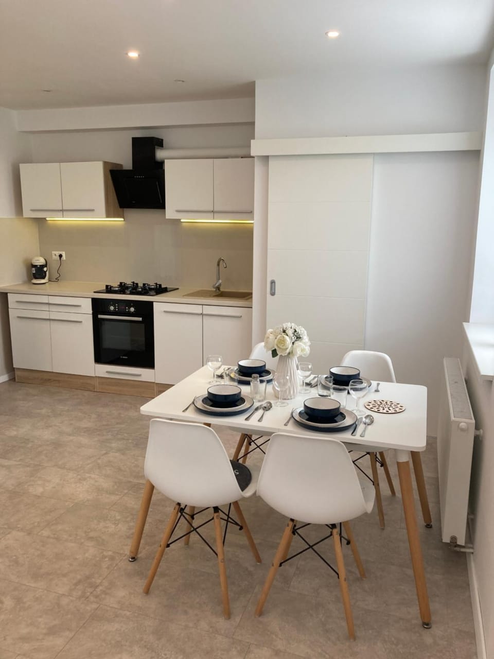 Kitchen or kitchenette, Dining area