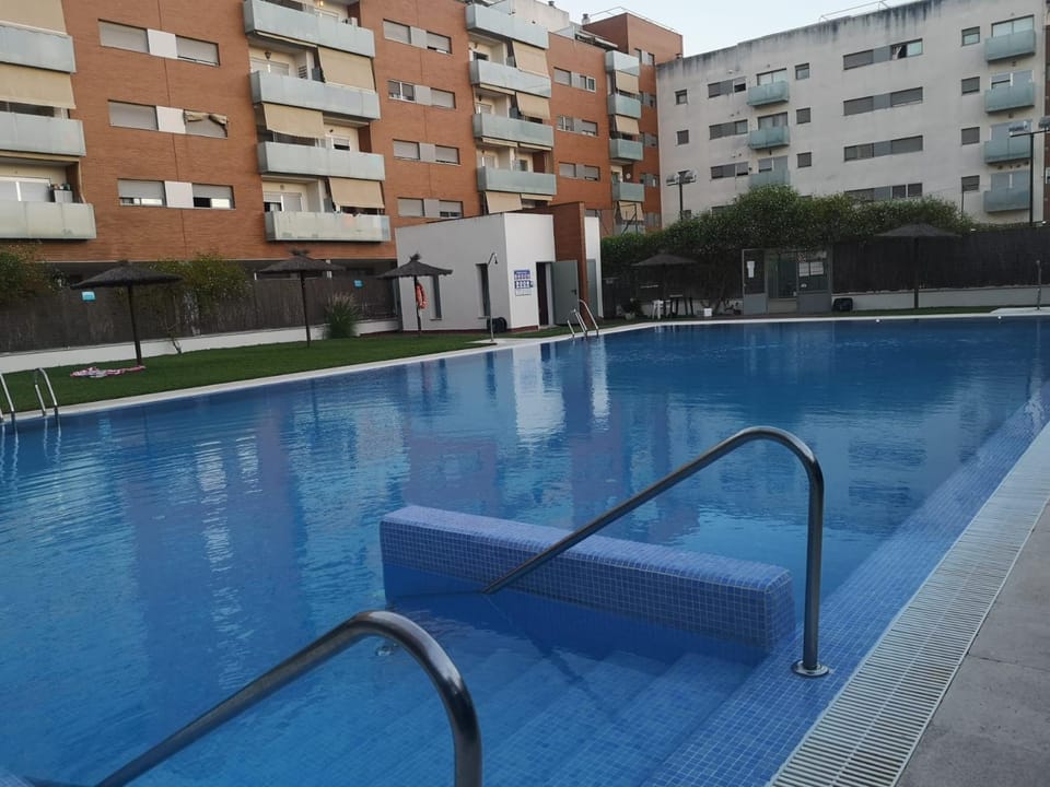 Swimming pool, Swimming pool