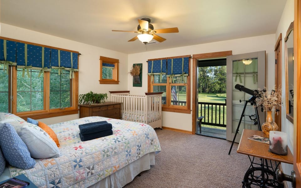 Photo of the whole room, Bedroom