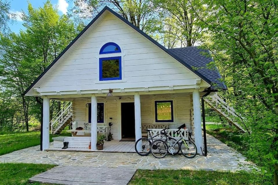 Property building, Patio, Facade/entrance, Garden