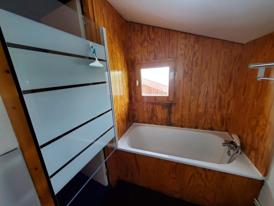 Appartement familial, pied des pistes, 2 salles de bain, balcon, parking gratuit Apartment in Mâcot-la-Plagne