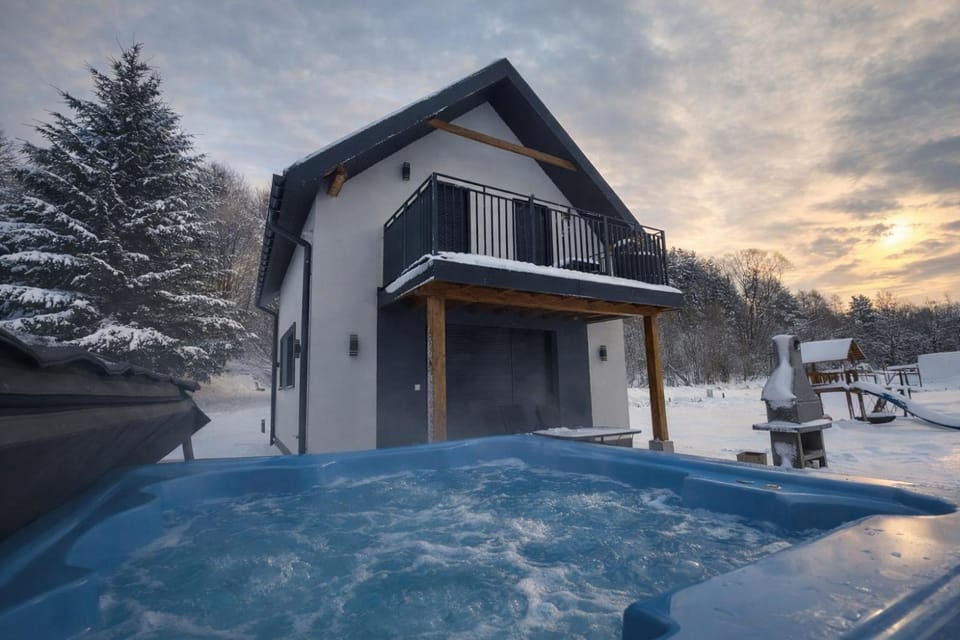 Property building, Day, Natural landscape, Winter, Hot Tub