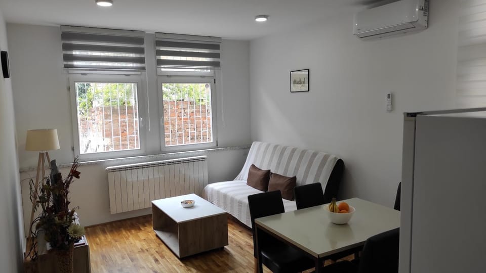 Living room, Seating area, Dining area, internet, air conditioner
