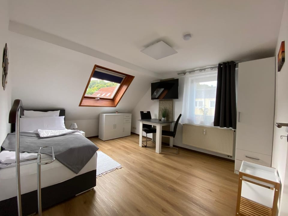Bed, TV and multimedia, Photo of the whole room, Seating area, Bedroom, hair dresser