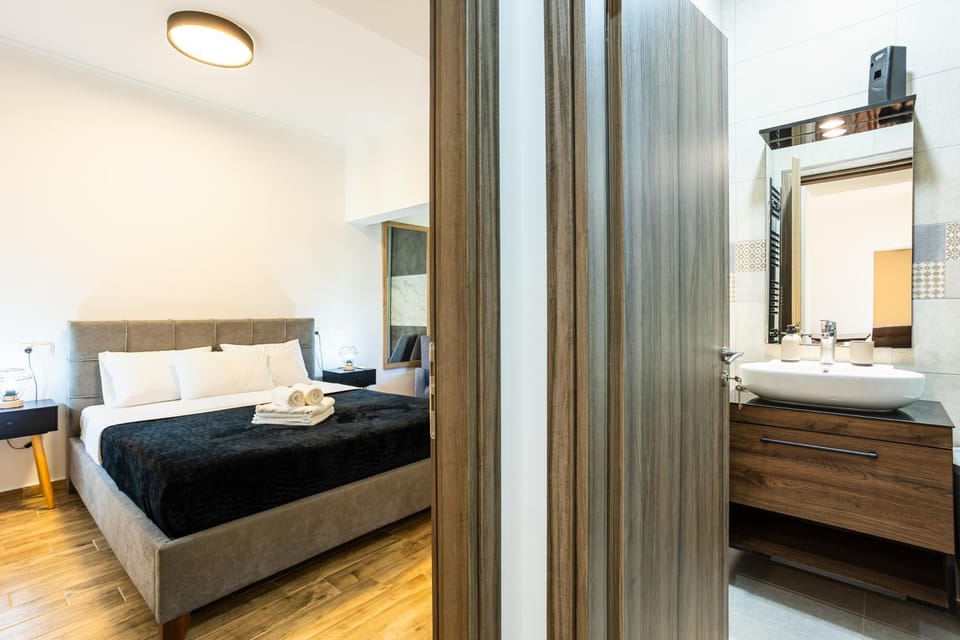 Bed, Photo of the whole room, Bedroom, towels