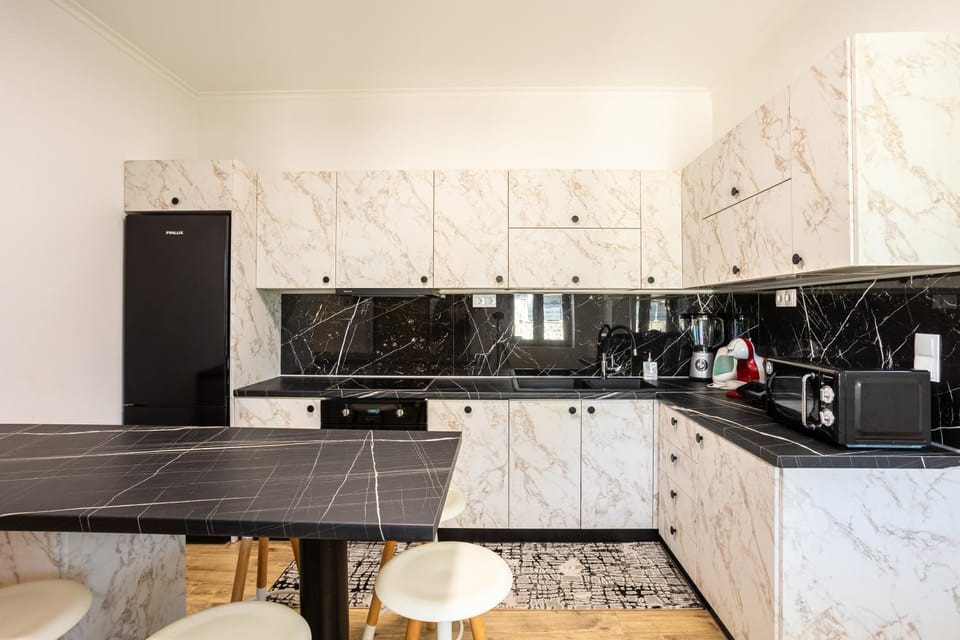 Coffee/tea facilities, Kitchen or kitchenette, oven, stove