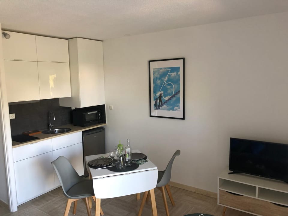 Appartement 2 personnes calme proche de la mer piscine tennis Apartment in Cagnes-sur-Mer