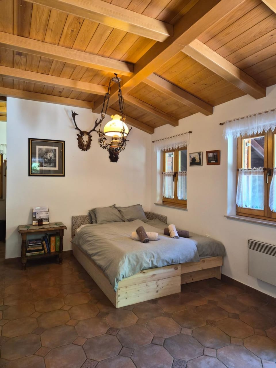 Bed, Living room, Photo of the whole room, Seating area, Bedroom