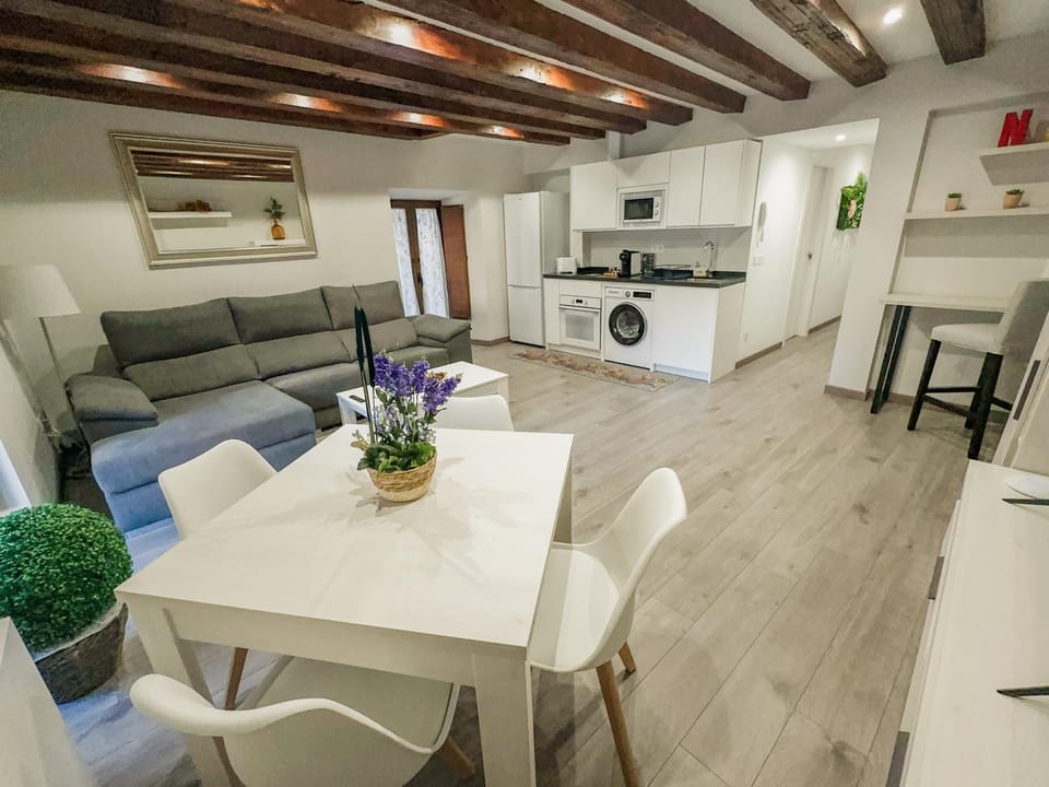 Kitchen or kitchenette, Living room, Seating area, Dining area, minibar, pet friendly, stove