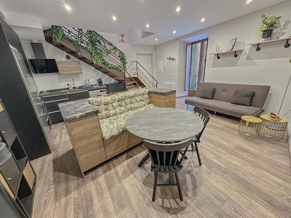 Kitchen or kitchenette, Living room, Seating area, Dining area