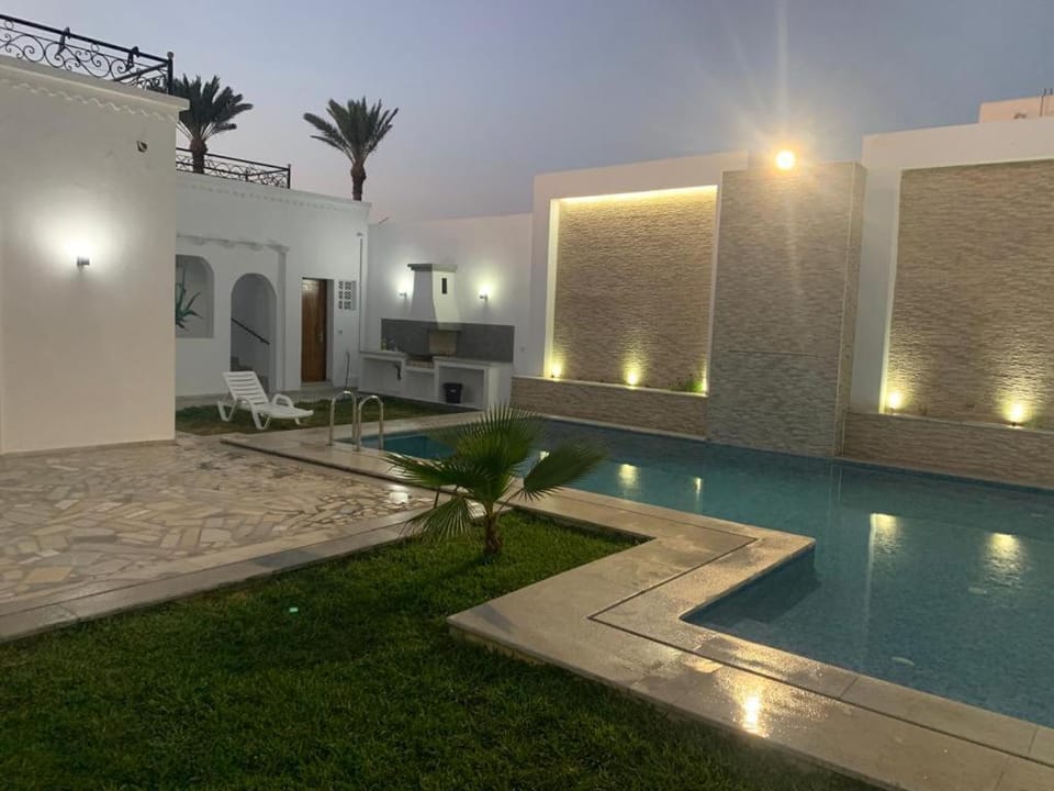 Patio, Pool view, Swimming pool, Swimming pool, sunbed