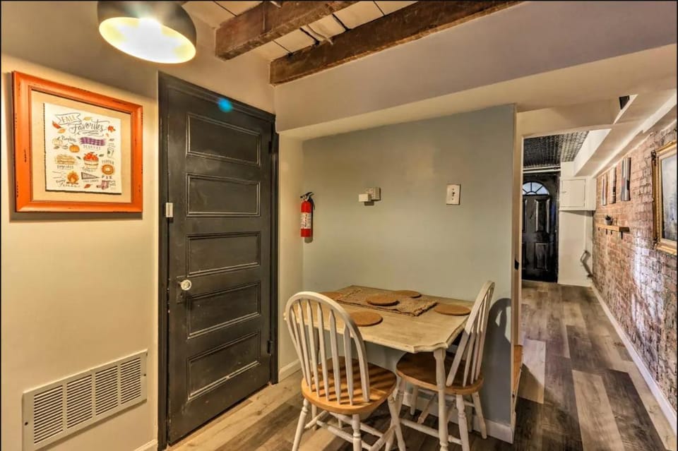 Kitchen or kitchenette, Seating area, Dining area