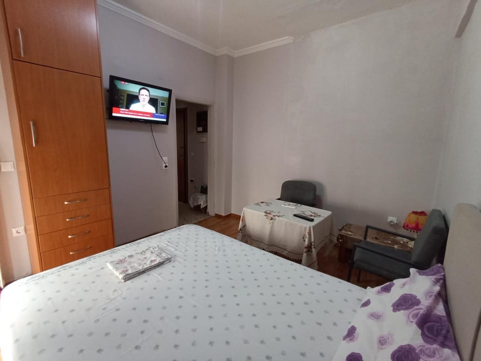 Bed, TV and multimedia, Photo of the whole room, wardrobe