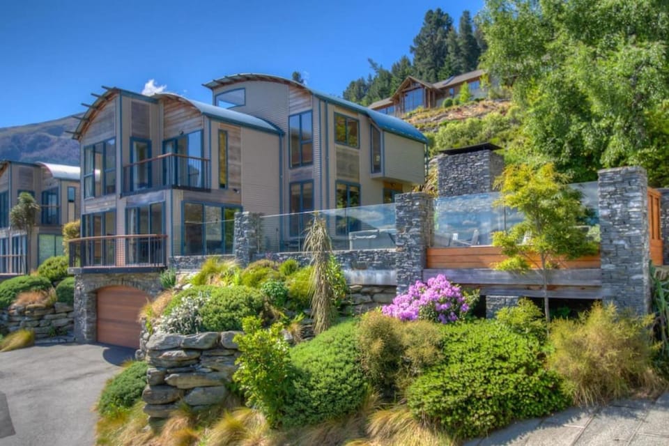 Property building, Patio, Patio, Spring, Day, Garden, Hot Tub, Parking