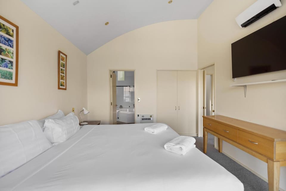 Bed, TV and multimedia, Bedroom, towels