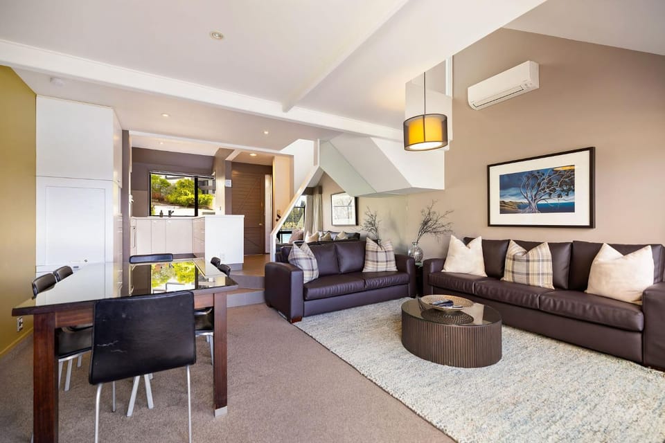 TV and multimedia, Living room, Seating area, Dining area, air conditioner