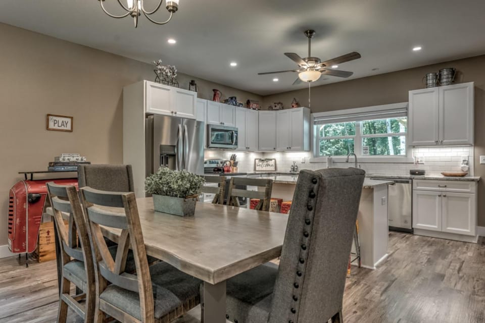 Kitchen or kitchenette, Dining area