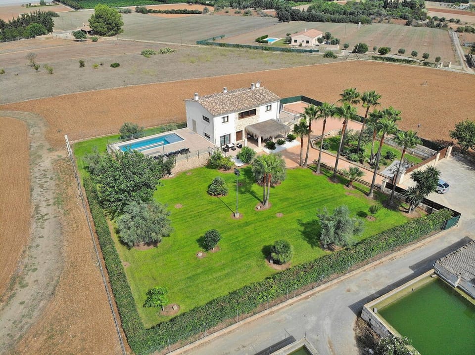 Property building, Off site, Natural landscape, Bird's eye view, Garden, Garden view, Garden view, Pool view, Pool view, Swimming pool
