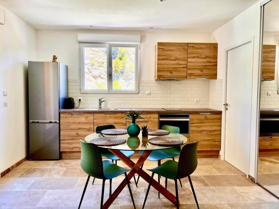 Kitchen or kitchenette, Dining area