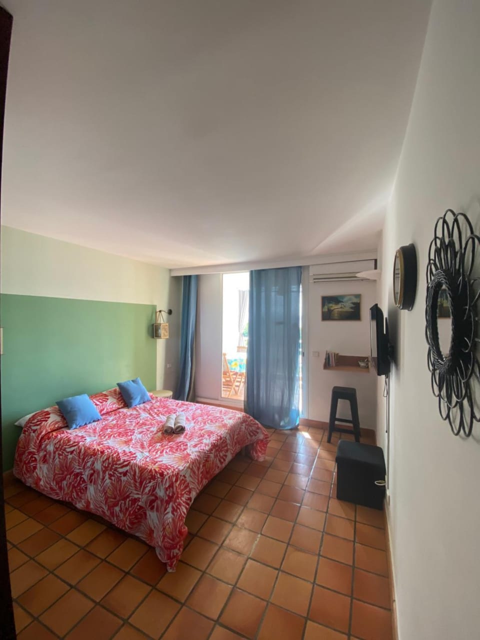 Bed, TV and multimedia, Photo of the whole room, Bedroom, air conditioner