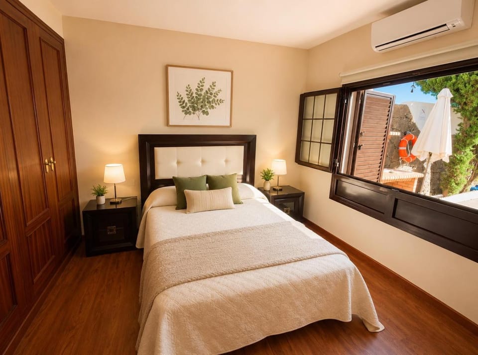 Bed, Photo of the whole room, Bedroom, air conditioner
