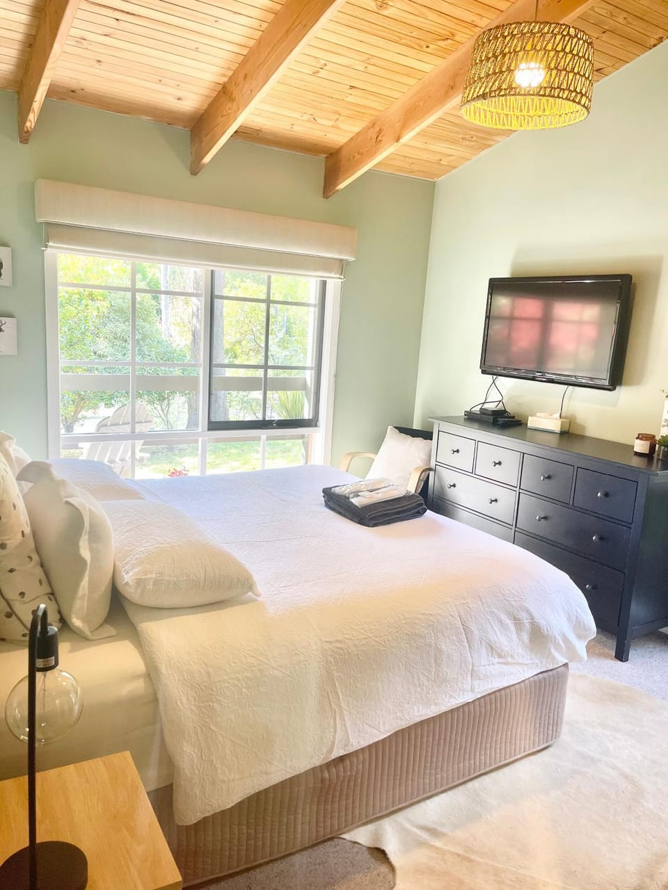 Bed, TV and multimedia, Bedroom