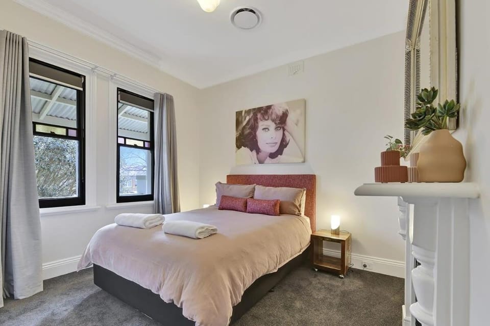 Best Nest on March Cosy Home in CBD Firepit House in Orange