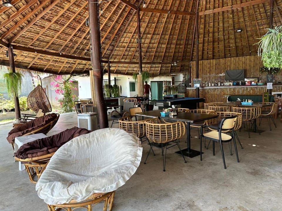 Lounge or bar, Food and drinks, Seating area