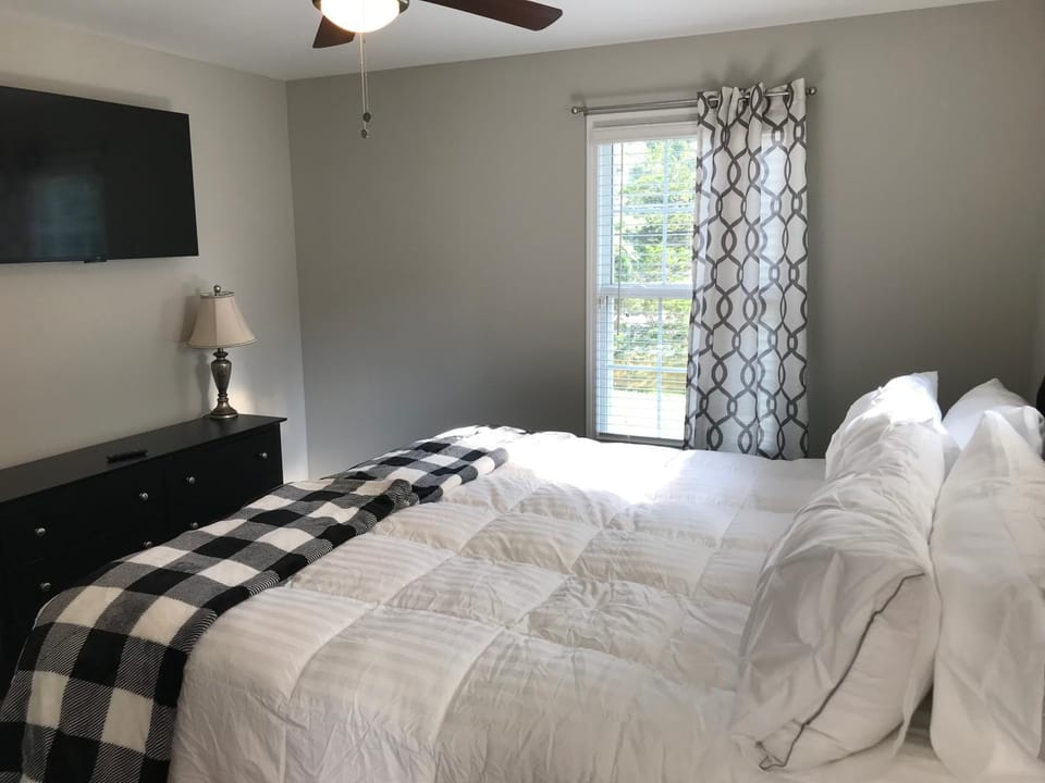 Brand New 3 bedroom 2 bath Home (Built 2022) House in Huntsville