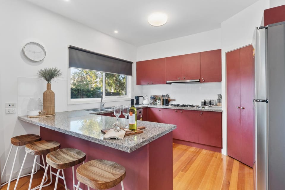 Coffee/tea facilities, Kitchen or kitchenette, Food and drinks, Dining area, dishwasher, microwave, oven, stove, toaster, towels