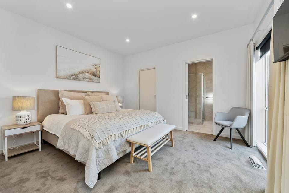 Bed, TV and multimedia, Photo of the whole room, Bedroom, towels, wardrobe