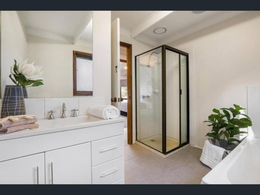 Modern Beach House, Log Fire ,Wineries, Hot Springs and Golf House in Melbourne