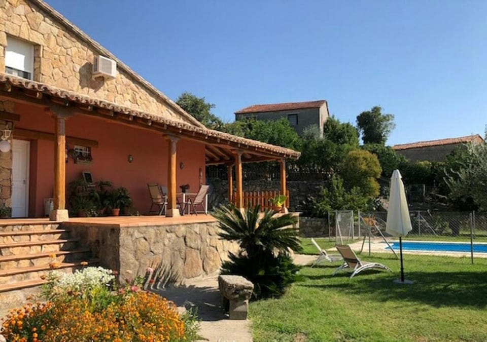 Property building, Garden, Swimming pool
