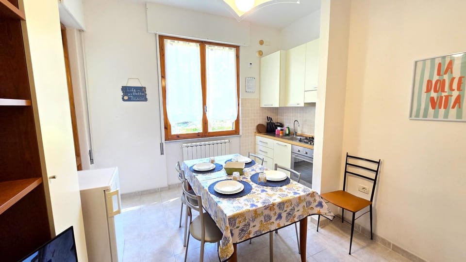 Lounge or bar, kitchen