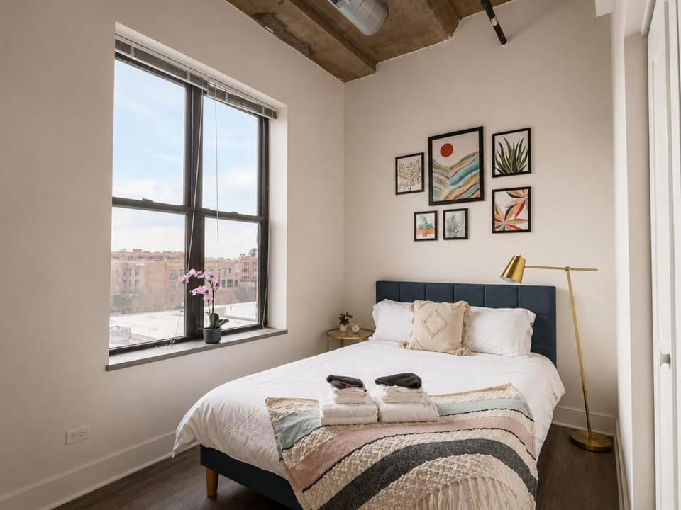 Spacious and Luxurious 3BR Near McCormick Place and Soldier Field with Optional Parking - Sleeps 10 Apartment in South Loop